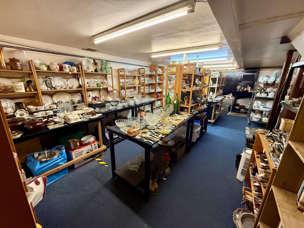 Lot: 52 - MIXED USE PROPERTY IN GOOD LOCATION - Basement display room